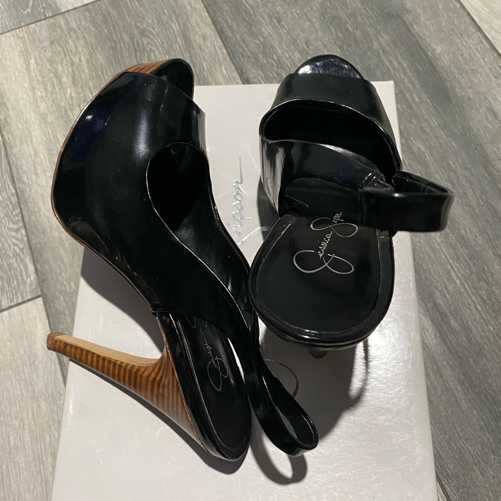 Black patent slink back platform shoes. Sz7